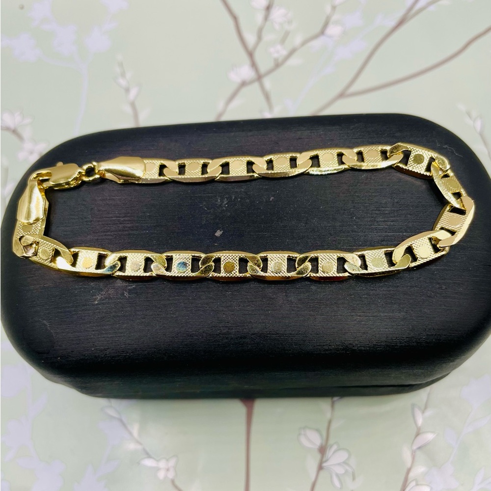 Gold Plated Textured Valentino Link Bracelet. Size 7